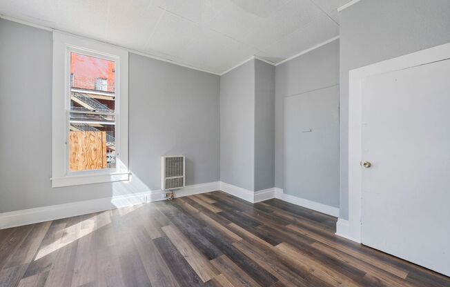 Modern 10-Room Downtown Gem – Ideal for Flexible Housing Use!