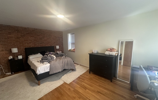 87 GAINSBOROUGH ST