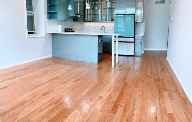 737 W 26 ST