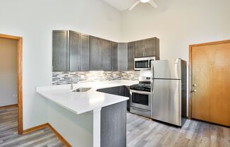TOP FLOOR 1 bedroom with New Kitchen! Wicker Park! Central Air! FREE Laundry! Private Deck!