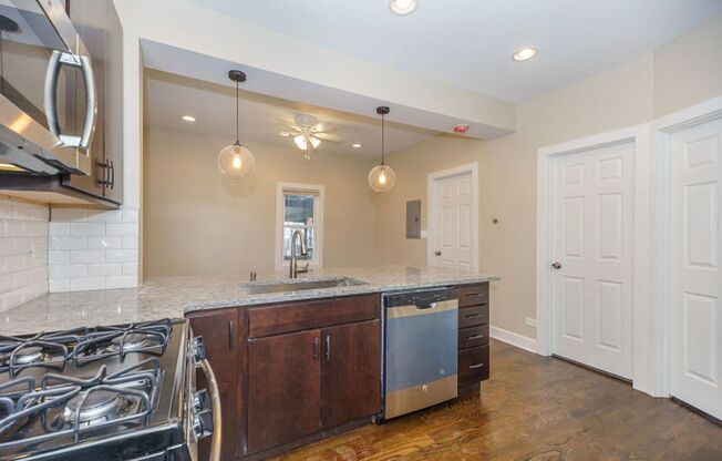 Renovated 2 Bed in Great Logan Square / East Humboldt Location