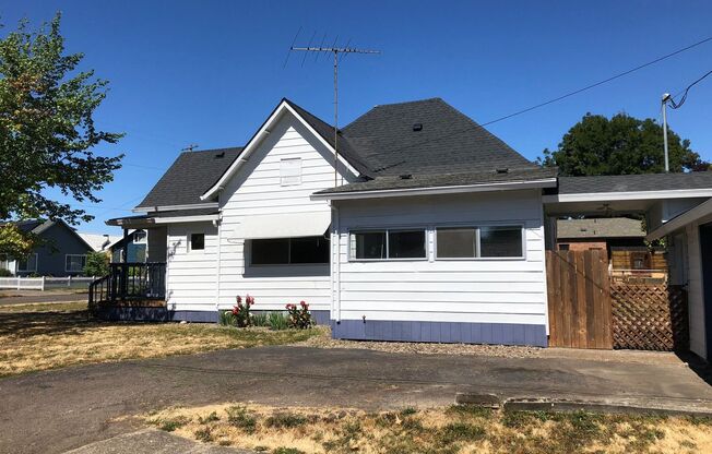 Nice 3 Bed, 1 Bath Home in Newberg- Great Location!