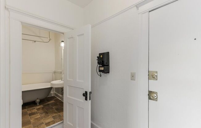 Studio, 1 bath, 332 sqft, $950, Unit 205