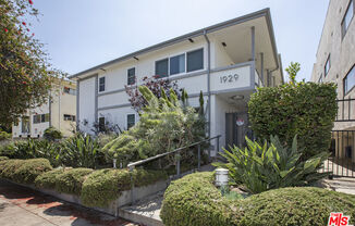1929 TAMARIND AVE