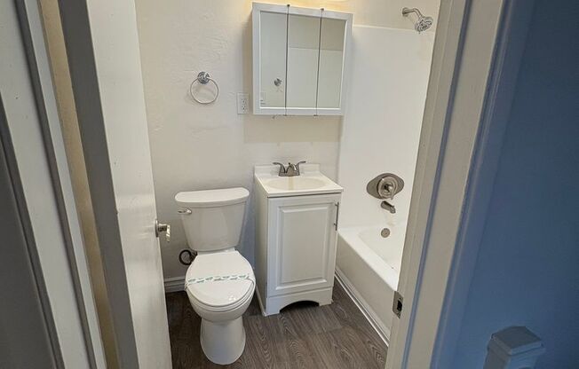 3 beds, 1.5 baths, $2,700, Unit 2203