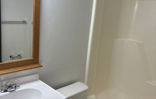 1 Bedroom 1 Bath Apartment in Building Near Farquhar Park, Laundry-York City 1/2 Off 2nd Months Rent!