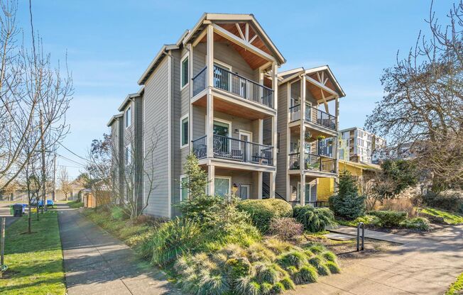 Beautiful, modern 2-bdrm/1-bath condo in vibrant N Portland—Backyard, covered balcony, lots of natural light
