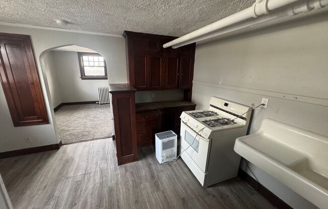 1 bed, 1 bath, $600, Unit #E