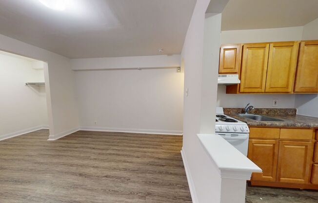 Studio, 1 bath, 295 sqft, $920, Unit B10