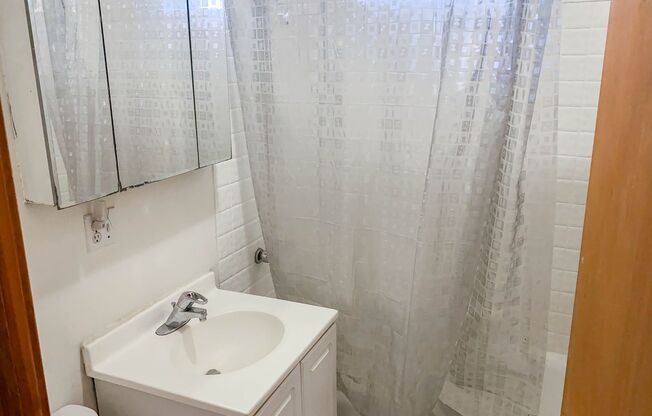 2 beds, 1 bath, 815 sqft, $2,100, Unit 4817-3A
