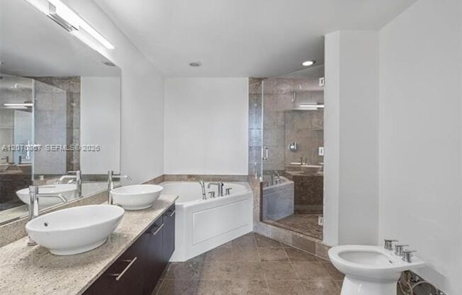 3 beds, 2 baths, $4,300, Unit # 818