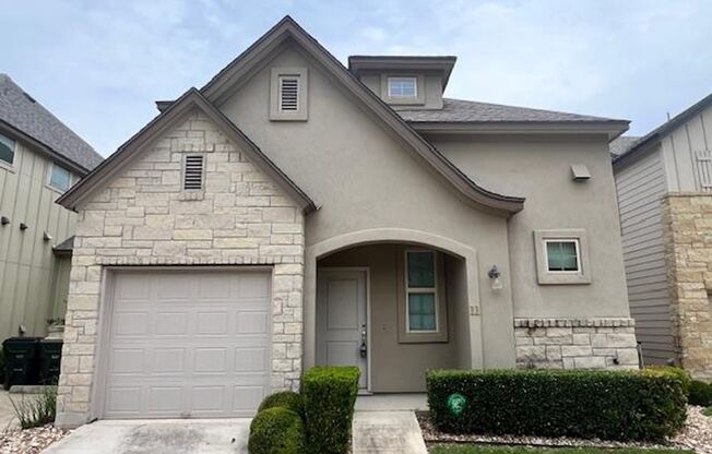 Gated Community / 3 bedroom, 2.5 baths, 3 living rooms / Near Domain