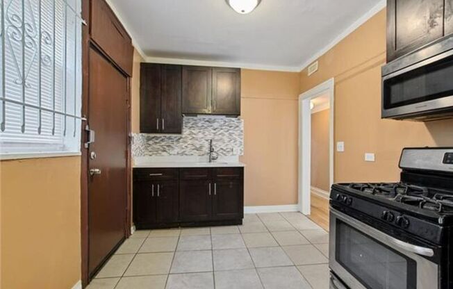 1140 W 77 ST