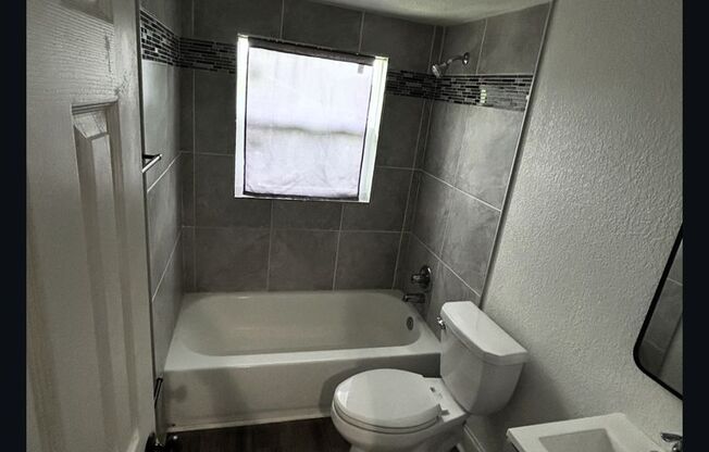 2 Bedroom, 1 Bathroom Home!