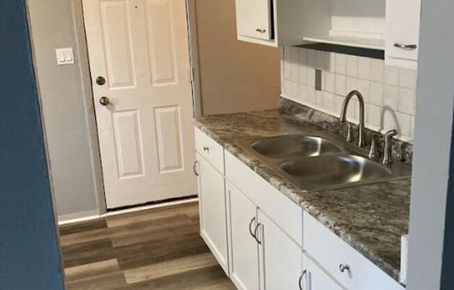 3 beds, 1 bath, $900