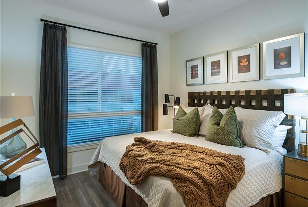 Bedroom with cozy bed at Kinley West LA, Los Angeles