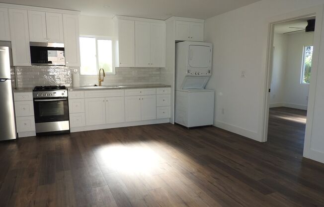 2 beds, 1 bath, $3,200, Unit 3628per