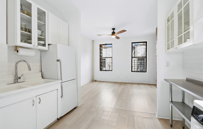 349 W 44 ST
