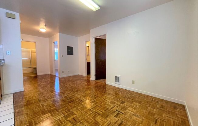 A bright and clean 2‑bed, 1‑bath home located in Oakland’s convenient Laurel District.