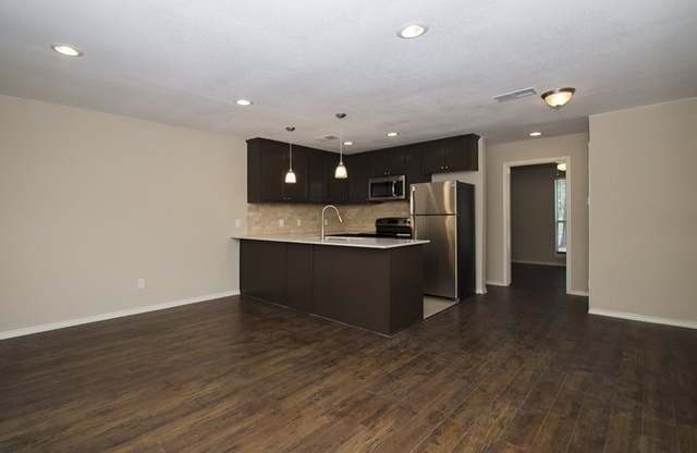2 beds, 2 baths, 825 sqft, $1,500, Unit 211 B2 Poolside Patio