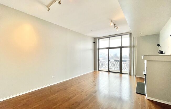 Stunning 2bed/2bath condo in West Loop!