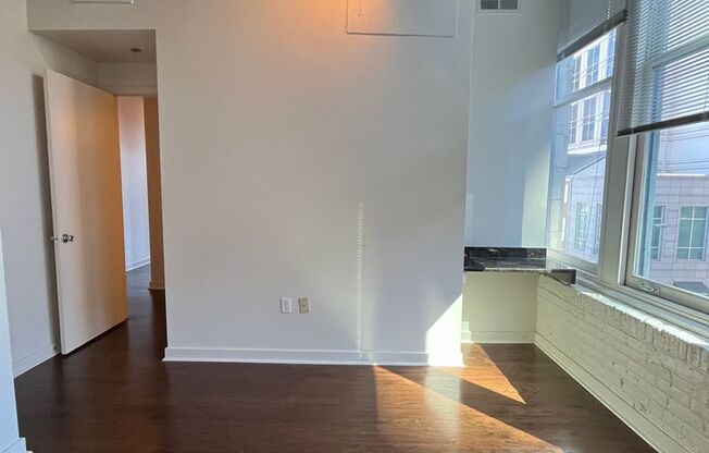 2 beds, 1 bath, $2,050, Unit #301