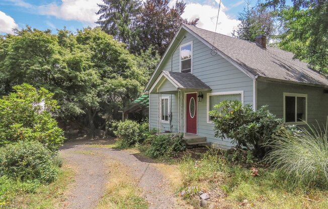 Charming 2 bedroom Farmhouse in Aurora Available Now !