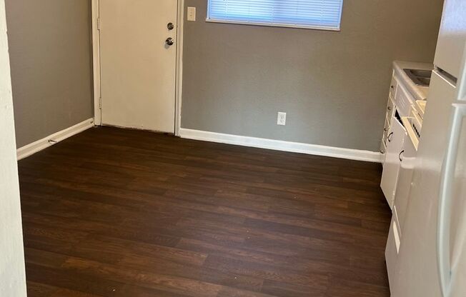2 beds, 1 bath, 750 sqft, $1,070, Unit B04 1034 16