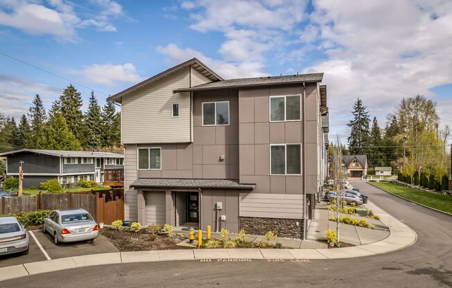 Modern Tri-Level 4BD/3.5BTH Townhouse in Lynnwood for Rent! Pet Friendly!