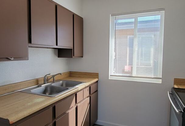 2 beds, 1 bath, 792 sqft, $1,250, Unit 213 E. Foster Street Unit 8