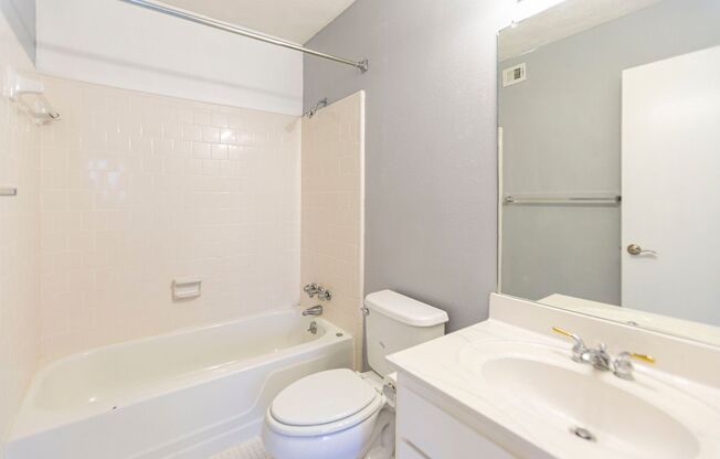 2bd Townhome in the Heart of Tucker