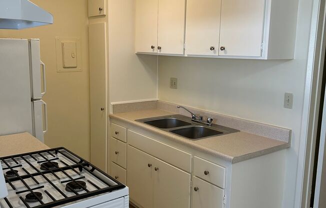 Beautiful 1 Bedroom in the HEART  Northridge! Near CSUN