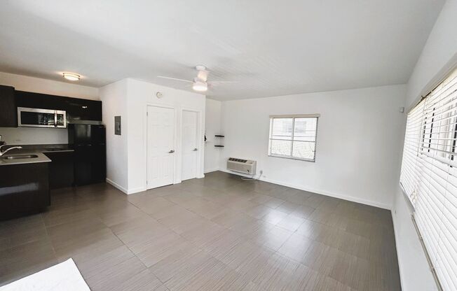 Beautiful Large Corner Studio w/Natural Sunlight