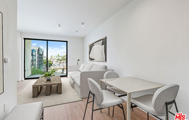 2 beds, 2 baths, 835 sqft, $4,700, Unit 533
