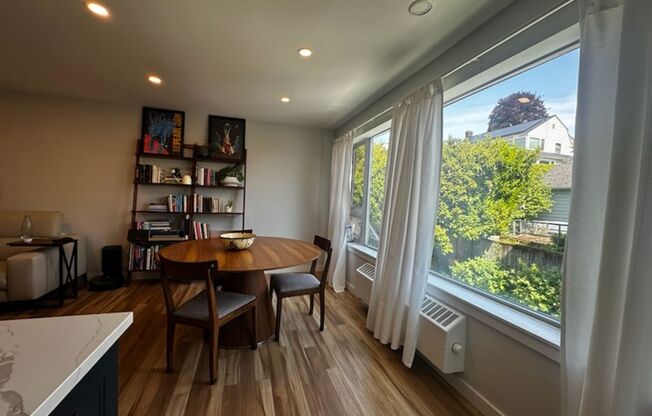 Top-Floor Queen Anne Condo with Fireplace & City Views