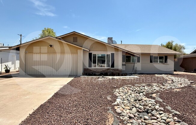 537 E LAGUNA DR