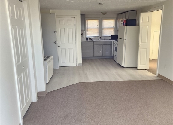 2 beds, 1 bath, 650 sqft, $2,400, Unit 2