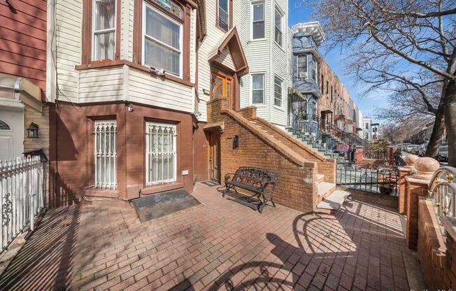 1207 HANCOCK ST