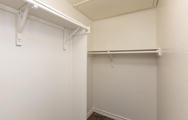 WALK-IN CLOSET