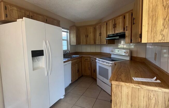 Super Cute 3bd 2bath with Florida Room!!