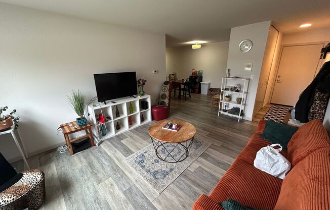 2 beds, 1 bath, $1,395, Unit 202