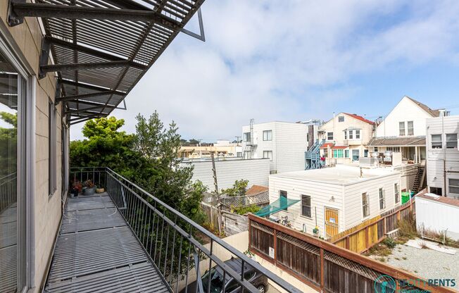 Inner Sunset: Bright 2nd Floor Studio w/ Laundry Onsite