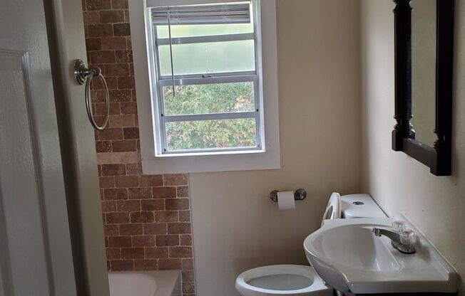 Cute 2/1 home with Florida room