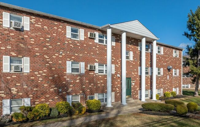 2 beds, 1 bath, $1,725, Unit D1