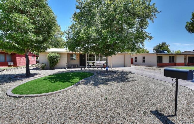 2 bed 1 bath home in central Phoenix location w/ HUGE lot!