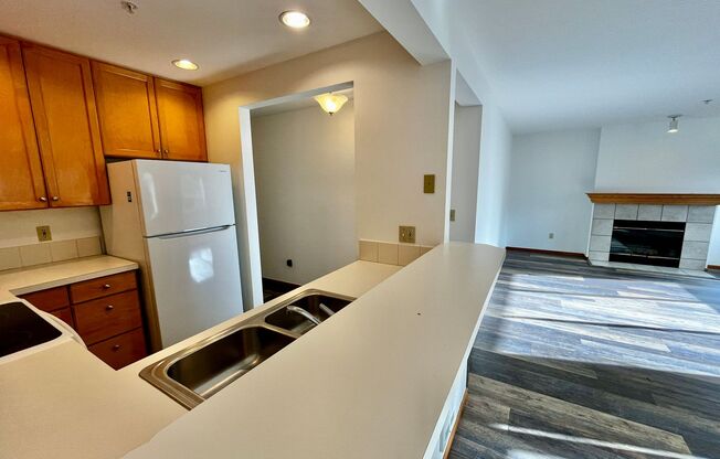 3 beds, 2 baths, $2,200, Unit UNIT B105