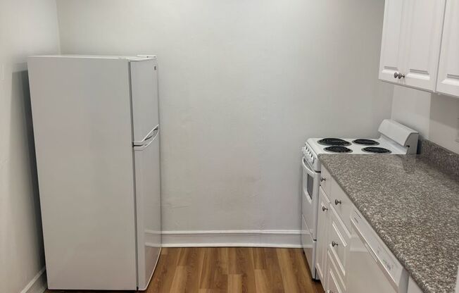 Studio, 1 bath, 325 sqft, $1,200, Unit Old King Edward 441