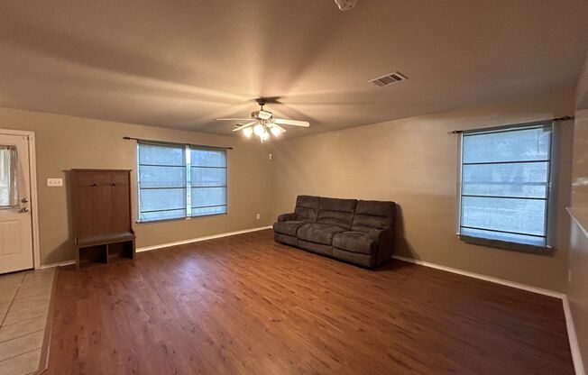 BEAUTIFUL 4 BR/2BTH HOUSE LOCATED IN CIBOLO AVAILABLE NOW!!