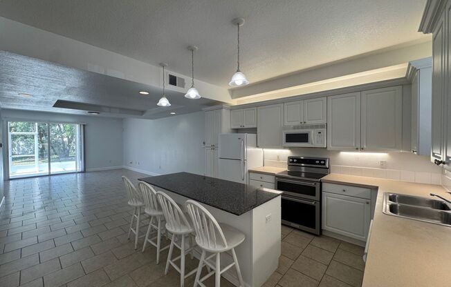Great location!! PRICE REDUCED Townhome in Heritage Key, Kissimmee