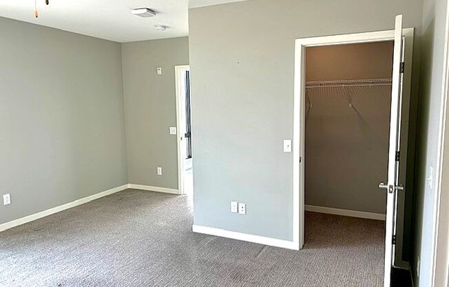 1 bed, 1 bath, 1,056 sqft, $1,900, Unit 410